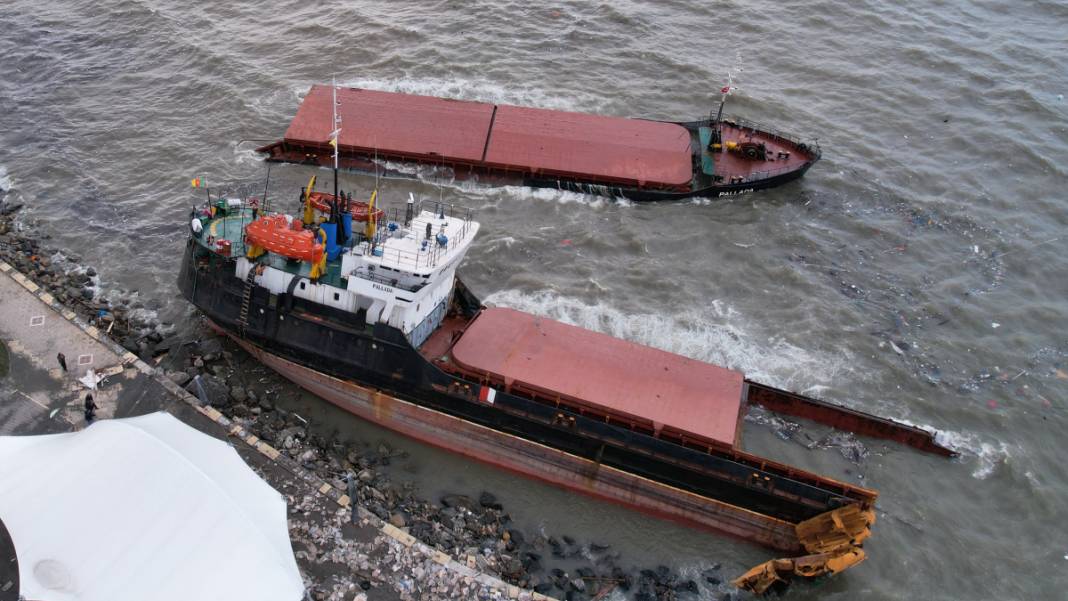 Fırtına Zonguldak'ta felaketi yaşattı! İkiye bölünen gemi böyle görüntülendi 1